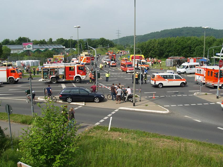 Schwerer Unfall mit Reisebus Lohmar Donrather Dreieck P332.JPG